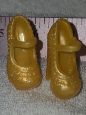 Mattel Monster Clawdia Freights Camera Action High Small Yellow Doll Shoes